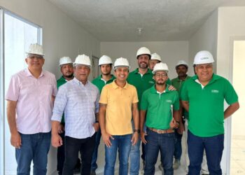 Lucas Scaramussa acompanha obras de 400 apartamentos e reforça compromisso com moradia digna em Linhares
