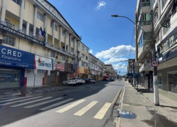Prefeitura de Linhares retira quase 1 tonelada de cabos inutilizados em ação de higienização no Centro da cidade