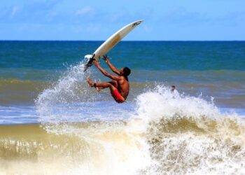 Pontal do Ipiranga recebe etapa final do Circuito Tríplice Coroa de Surf neste fim de semana