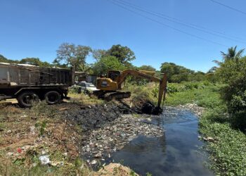 Cariacica amplia frentes de limpeza e manutenção de canais do município