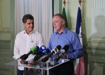 Governador Casagrande anuncia que deixará o cargo para disputar eleições; Ricardo Ferraço assume o Governo em abril