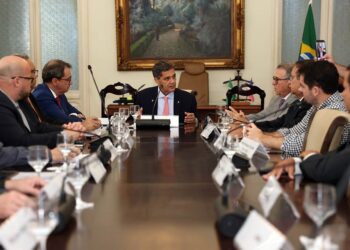 Primeira reunião do programa “Estado Presente” reúne governador e forças de segurança no Palácio Anchieta