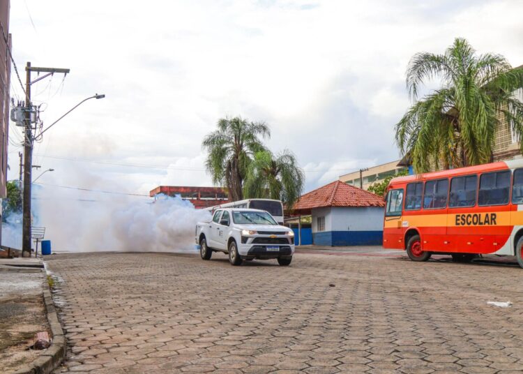 Linhares intensifica combate à dengue com ação do carro fumacê em vários bairros