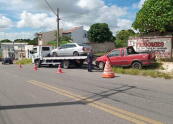 Operação remove veículos abandonados de vias públicas em Linhares