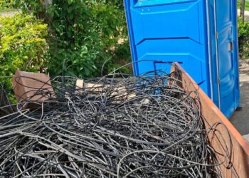 Operação retira fios em desuso no Centro de Linhares e já soma 150 km de cabos removidos