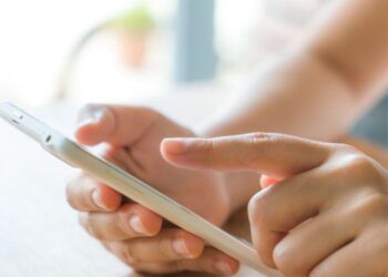 Aplicativo permite aos pais acompanharem vida escolar do aluno pelo celular