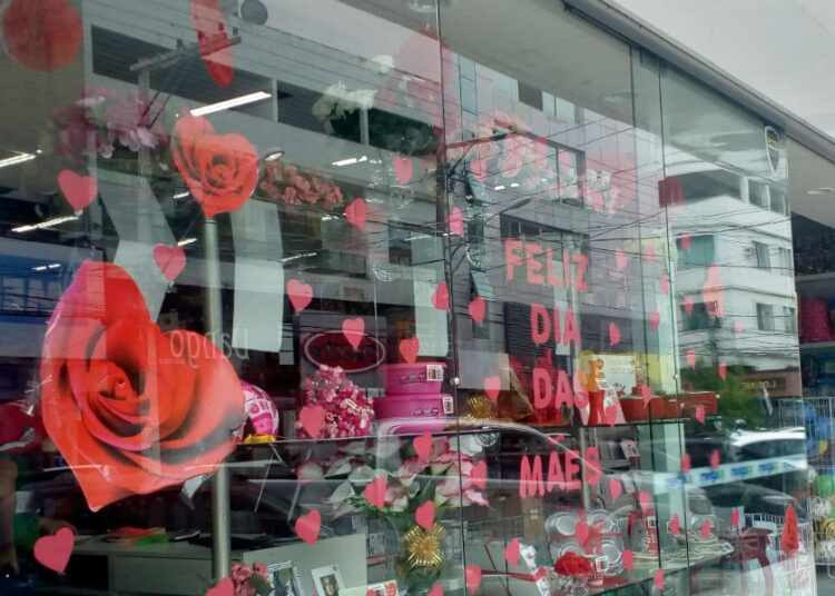 Dia das Mães aquece o comércio e Procon de Linhares reforça alerta ao consumidor