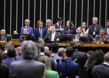 Congresso derruba veto de Lula e reduz penas de condenados por tentativa de golpe