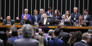 Congresso derruba veto de Lula e reduz penas de condenados por tentativa de golpe