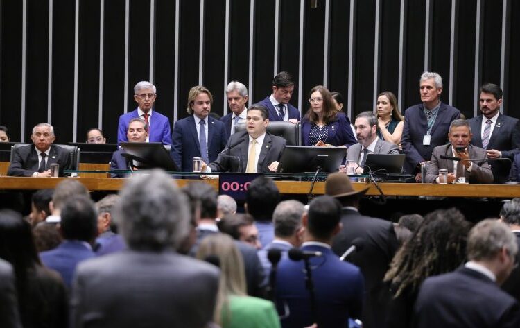 Congresso derruba veto de Lula e reduz penas de condenados por tentativa de golpe