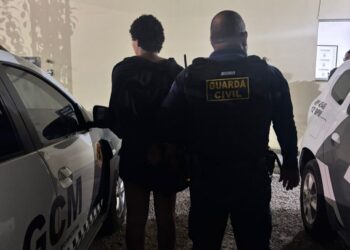 Mulher com mandado de prisão por tráfico é presa na Rodoviária de Linhares ao tentar fugir para a Bahia
