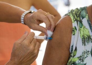 Linhares faz vacinação noturna contra gripe em quatro unidades de saúde até esta sexta (29)