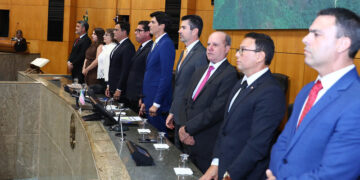 Mazinho dos Anjos preside sessão que reconhece trabalho de membros e servidores do MPES