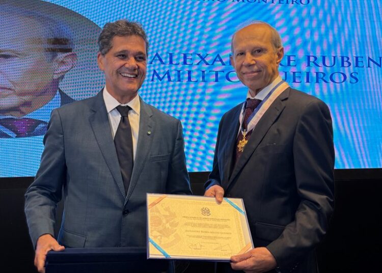 Governador entrega Comenda da Ordem do Mérito Jerônymo Monteiro ao pastor Alexandre Ruben Milito Gueiros