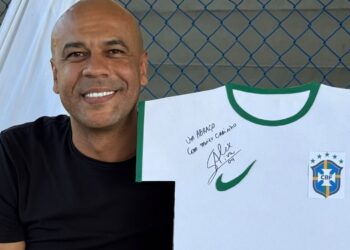 Ex-jogador da Seleção Brasileira Alex Silva, visita Escola de Linhares