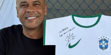 Ex-jogador da Seleção Brasileira Alex Silva, visita Escola de Linhares