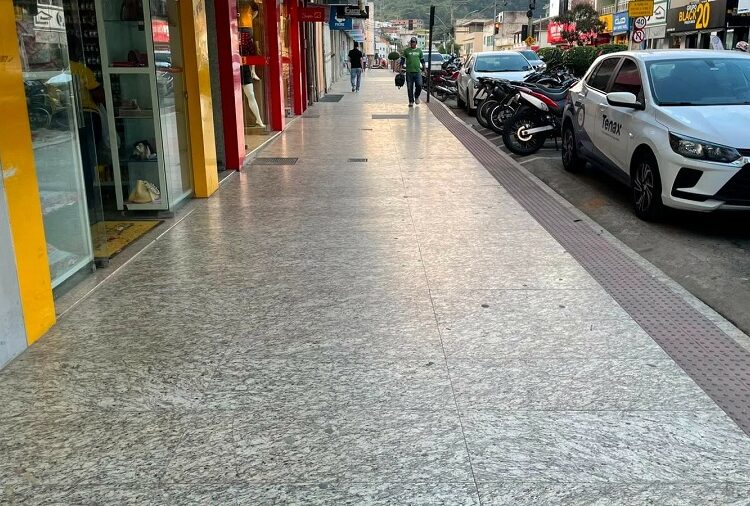 Enivaldo dos Anjos assina ordem de serviço para continuidade do Calçadão no Centro de Barra de São Francisco