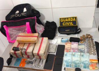 GCM de Linhares apreende mais de 7 kg de crack em carro vindo de Vitória