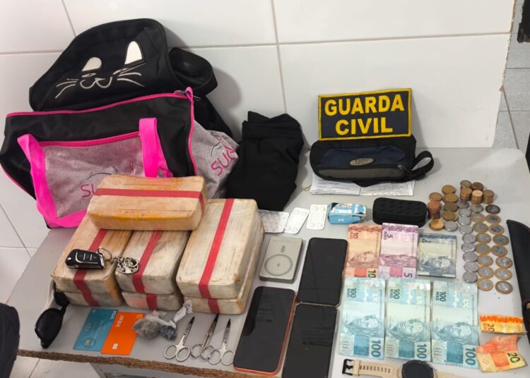 GCM de Linhares apreende mais de 7 kg de crack em carro vindo de Vitória