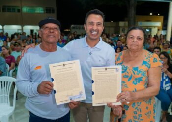 Prefeito Lucas Scaramussa fortalece presença nas comunidades e leva escritura gratuita a moradores do Dona Zizi em Linhares