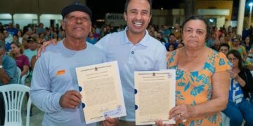 Prefeito Lucas Scaramussa fortalece presença nas comunidades e leva escritura gratuita a moradores do Dona Zizi em Linhares