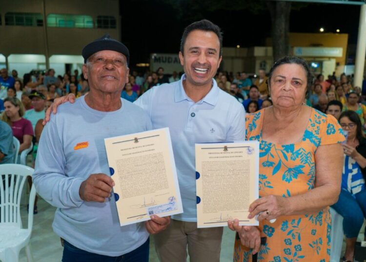 Prefeito Lucas Scaramussa fortalece presença nas comunidades e leva escritura gratuita a moradores do Dona Zizi em Linhares