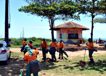 Serra mantém equipe exclusiva para limpar as praias