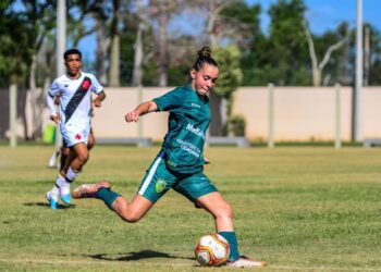 Mazinho dos Anjos homenageia Liz Valverde, jovem capixaba que abriu caminhos para meninas no futebol