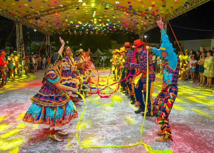 5º Arraiá de Quadrilhas de Linhares reúne público e consagra campeões na Praça 22 de Agosto