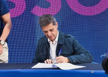 Ricardo Ferraço assina compromisso em defesa do Banestes público e estadual