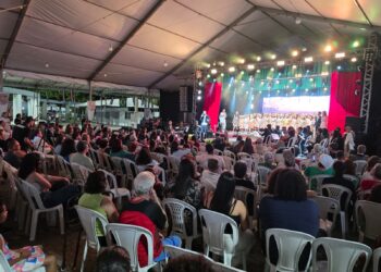 Noite de emoção encanta público e musical “Nova Venécia O Rio que Conta Nossa História” terá última apresentação nesta terça-feira