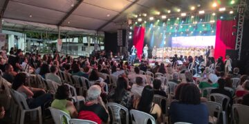Noite de emoção encanta público e musical “Nova Venécia O Rio que Conta Nossa História” terá última apresentação nesta terça-feira