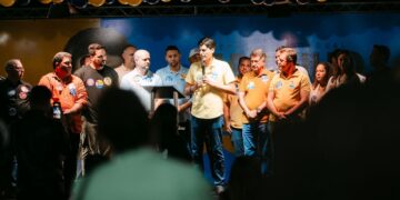 Mazinho dos Anjos mostra força em lançamento de campanha em Vitória ao lado de lideranças do Espírito Santo