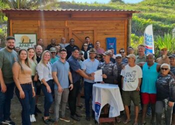 Prefeitura de Vila Velha faz entrega de módulo de apoio para pescadores da Barra do Jucu