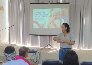 Idosos recebem orientações do Procon de Vila Velha para evitar golpes digitais
