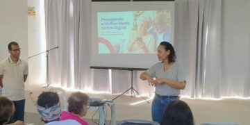 Idosos recebem orientações do Procon de Vila Velha para evitar golpes digitais