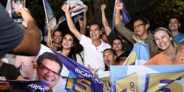 Governador Ricardo sobe 11 pontos, chega a 45% nos votos válidos e clima de virada anima militância