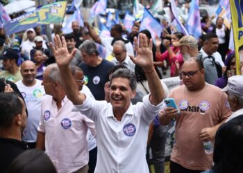 Governador Ricardo faz caminhada em Cachoeiro de Itapemirim e fortalece clima de virada na Região Sul
